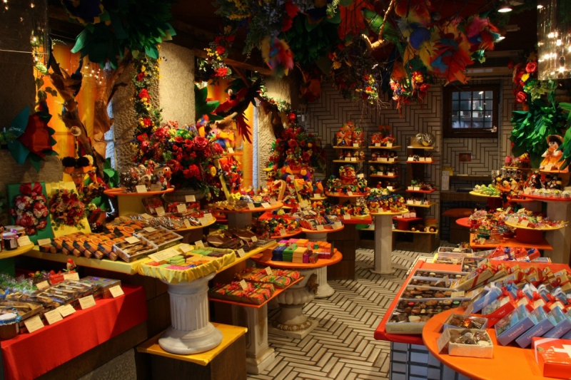vitrine-CONSEGUDES-min_candy_store_chocolate_shop_chocolate_switzerland-393515