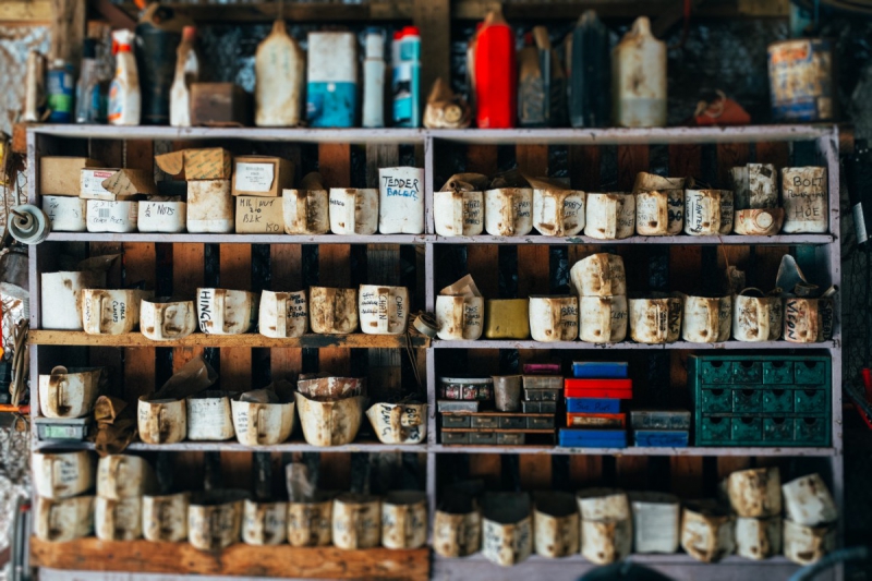 vitrine-CONSEGUDES-min_shelf_garage_dirty_collection_grunge-1178